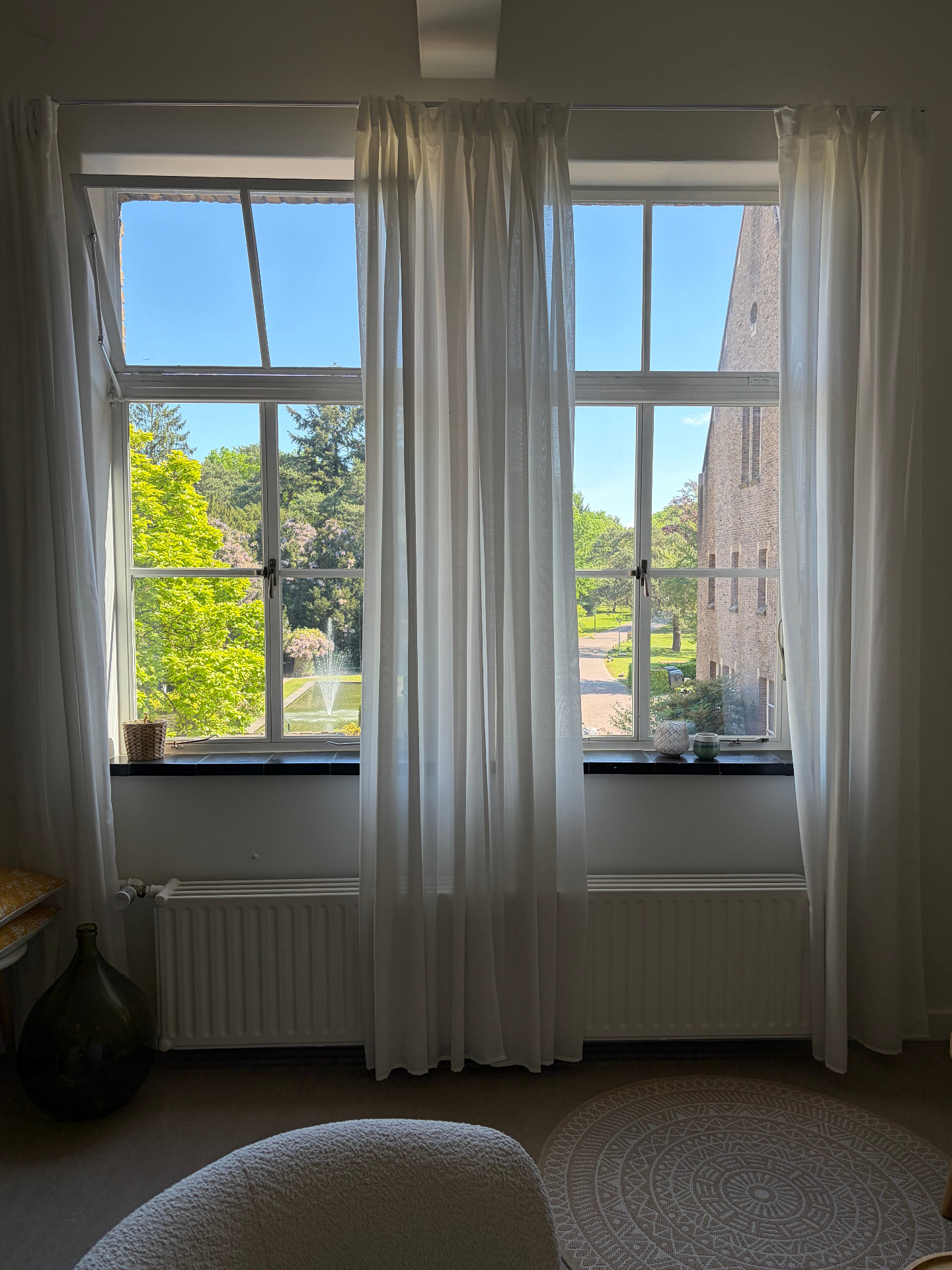 Uitzicht vanuit de werkruimte op de tuin van het Eemklooster