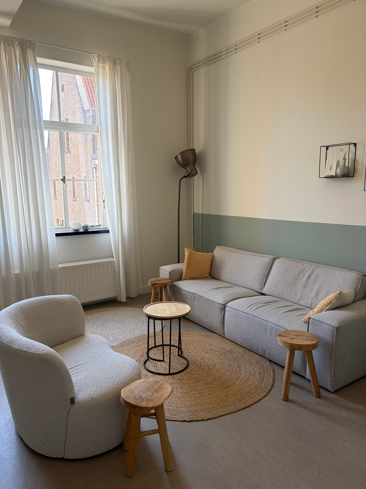Werkruimte in het Eemklooster — zithoek met bank en fauteuil